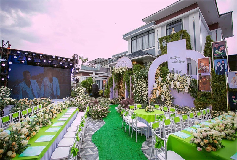 Lễ ăn hỏi của Thanh Đoàn và Hà Trí Quang ngập tràn hoa tươi. Ảnh: FB Thanh Đoàn.