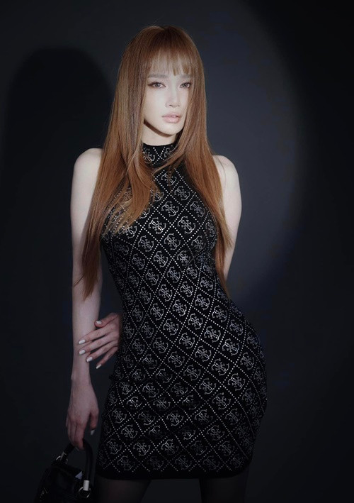 Người đẹp kết hôn với Trường Giang, đã sinh hai con, đủ nếp đủ tẻ. Ảnh: FB Nhã Phương.