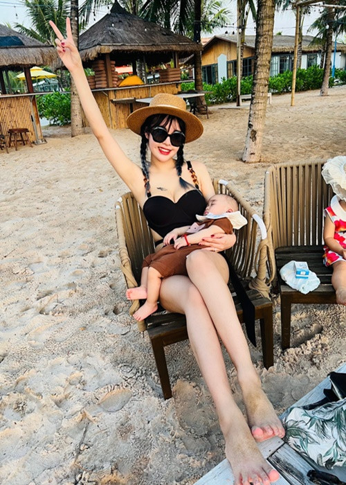 Lâm Diễm Quỳnh tự tin mặc bikini sau khi sinh con trai đầu lòng vào tháng 9/2022. Ảnh: FB Lâm Diễm Quỳnh.