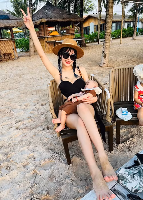 Lâm Diễm Quỳnh tự tin mặc bikini sau khi sinh con trai đầu lòng vào tháng 9/2022. Ảnh: FB Lâm Diễm Quỳnh.