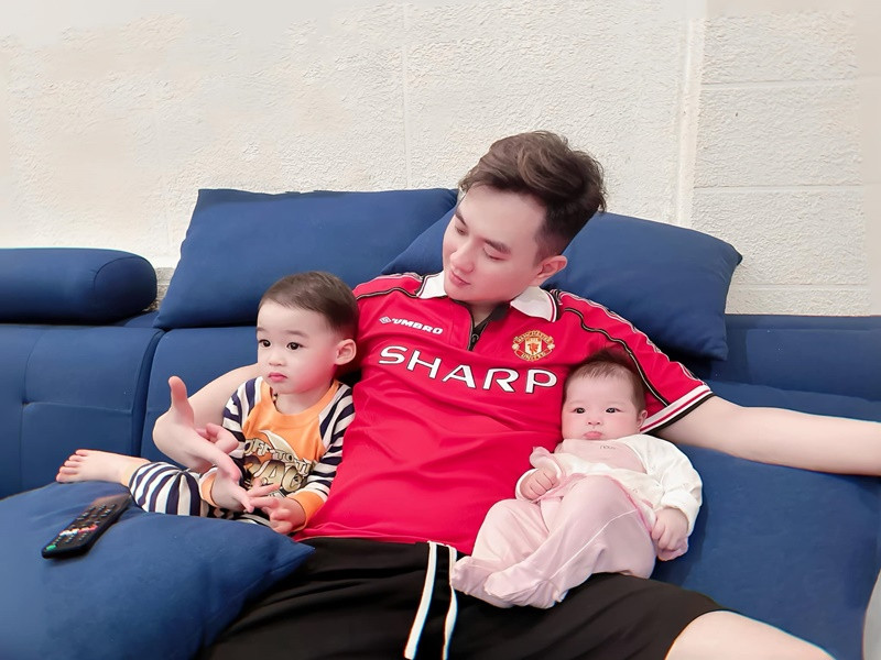 Hai nhóc tì nhà Anh Tuấn rất đáng yêu. Ảnh: FB Anh Tuấn.