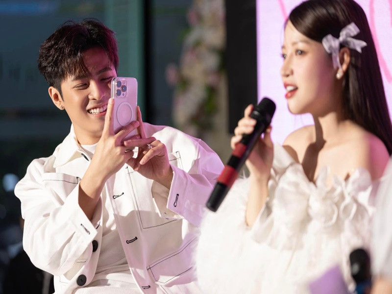 Nam ca sĩ còn chủ động ghi lại hình ảnh Puka.