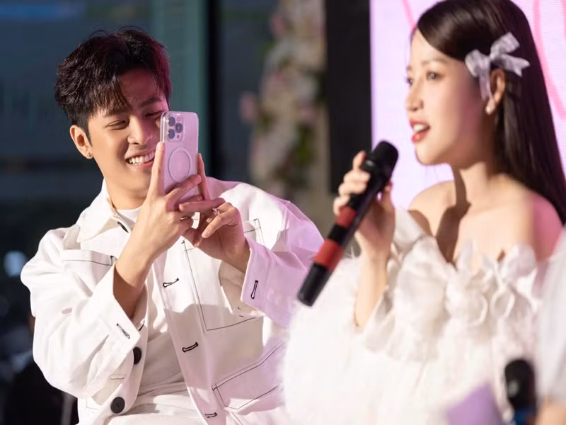 Nam ca sĩ còn chủ động ghi lại hình ảnh Puka.