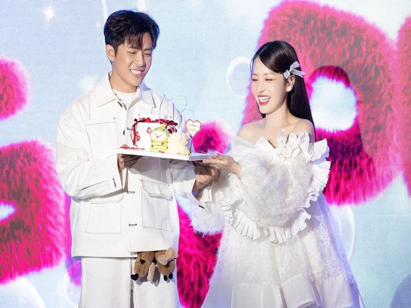 Vợ chồng Puka liên tục tình tứ trong buổi họp fan.