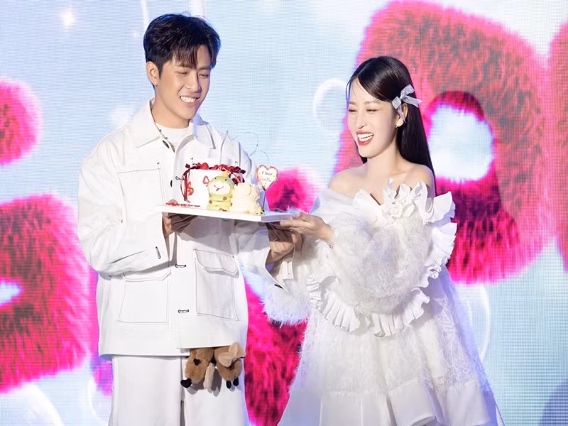 Vợ chồng Puka liên tục tình tứ trong buổi họp fan.