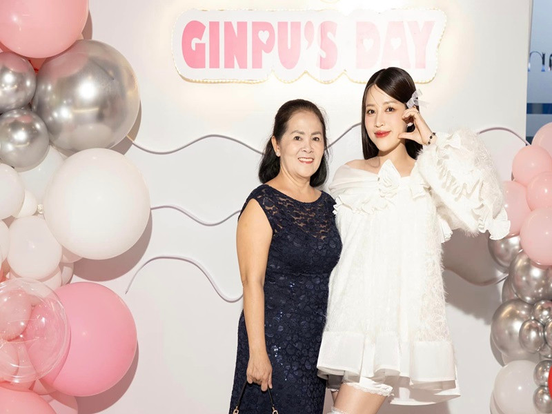 Mẹ chồng Puka cũng có mặt trong buổi fan meeting.