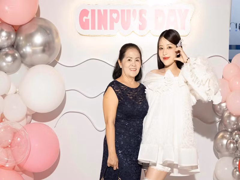 Mẹ chồng Puka cũng có mặt trong buổi fan meeting.