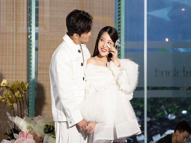 Gin Tuấn Kiệt đắm đuối ngắm vợ hơn tuổi.