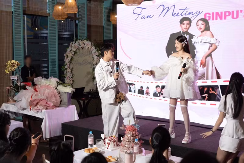 Puka diện váy rộng giấu bụng bầu còn Gin Tuấn Kiệt mặc trẻ trung, năng động.