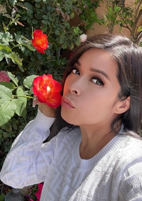 Ngoài ra, trên trang cá nhân, Bích Tuyền đăng tải status đầy ẩn ý: "Là một người sống có đức hạnh thì dù con có gặp muôn vàn khó khăn, trời đất sẽ dẫn dắt con qua. Còn không thì nhân quả sẽ chỉ cho con đi đúng đường". Ảnh: FB Bích Tuyền.