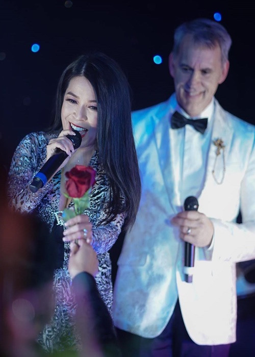 Phía Bích Tuyền chia sẻ trên Dân Việt, về vụ kiện 15 triệu USD của Đàm Vĩnh Hưng, chồng cô không có lỗi lầm gì cả mà đòi bồi thường số tiền lớn như vậy. “Chúng tôi sẽ ra tòa, không thương lượng hay thỏa hiệp gì với Đàm Vĩnh Hưng", nữ ca sĩ nhấn mạnh. Ảnh: FB Bích Tuyền.