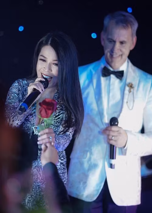 Phía Bích Tuyền chia sẻ trên Dân Việt, về vụ kiện 15 triệu USD của Đàm Vĩnh Hưng, chồng cô không có lỗi lầm gì cả mà đòi bồi thường số tiền lớn như vậy. “Chúng tôi sẽ ra tòa, không thương lượng hay thỏa hiệp gì với Đàm Vĩnh Hưng", nữ ca sĩ nhấn mạnh. Ảnh: FB Bích Tuyền.