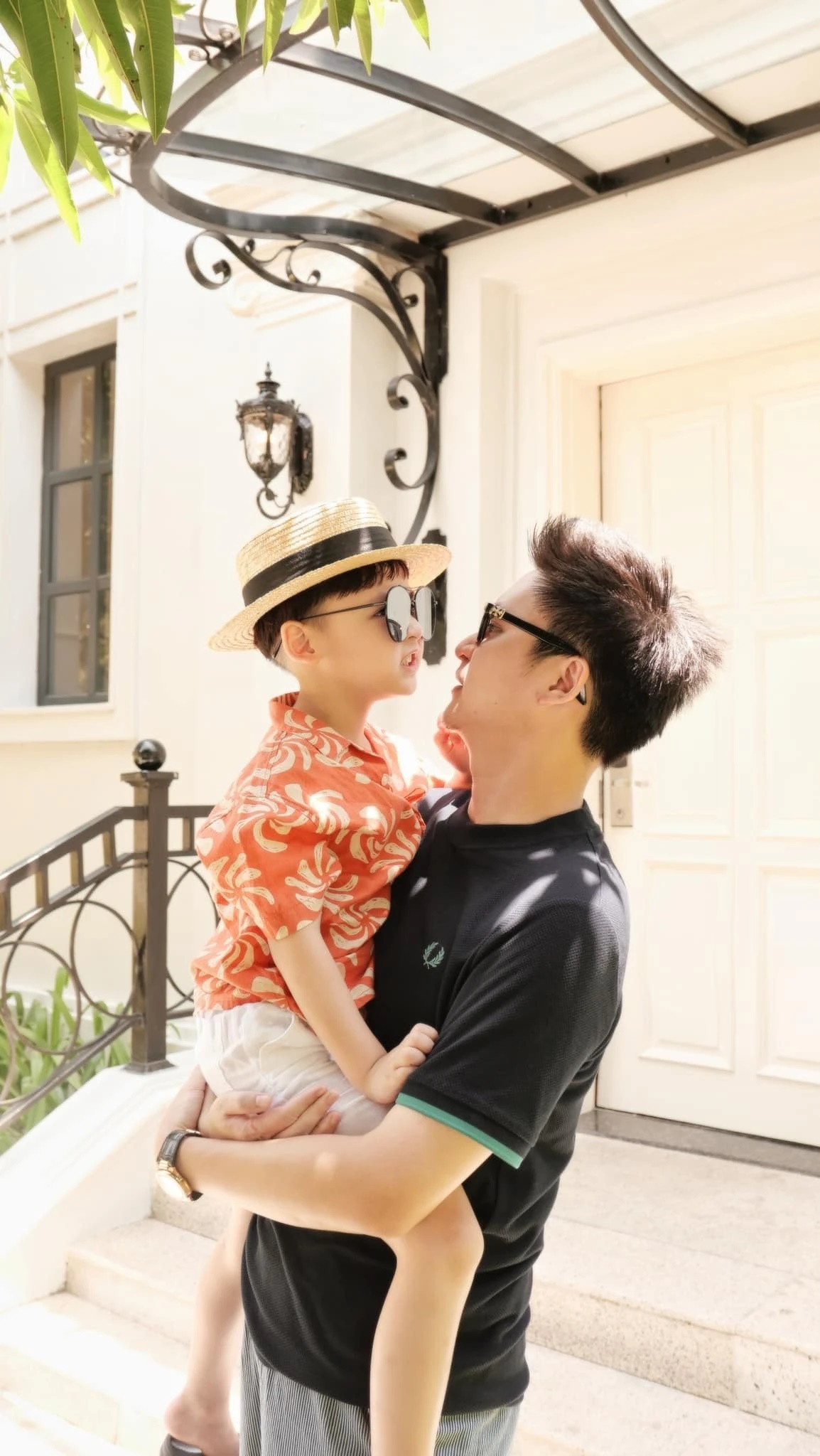 Thời gian rảnh rỗi, vợ chồng cô thường đưa con trai đi du lịch ở nhiều nơi, xem tranh và chơi thể thao.