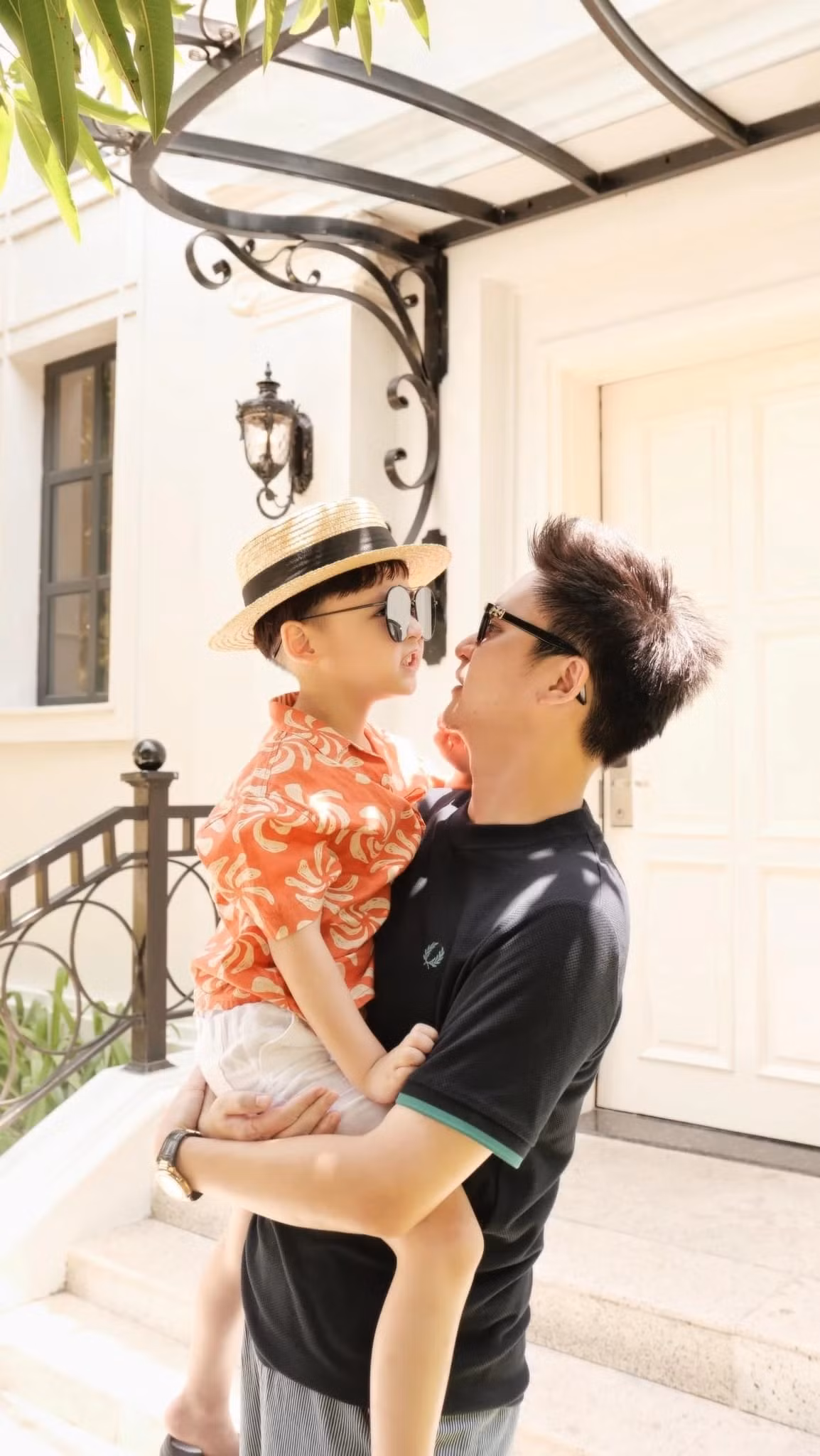 Thời gian rảnh rỗi, vợ chồng cô thường đưa con trai đi du lịch ở nhiều nơi, xem tranh và chơi thể thao.