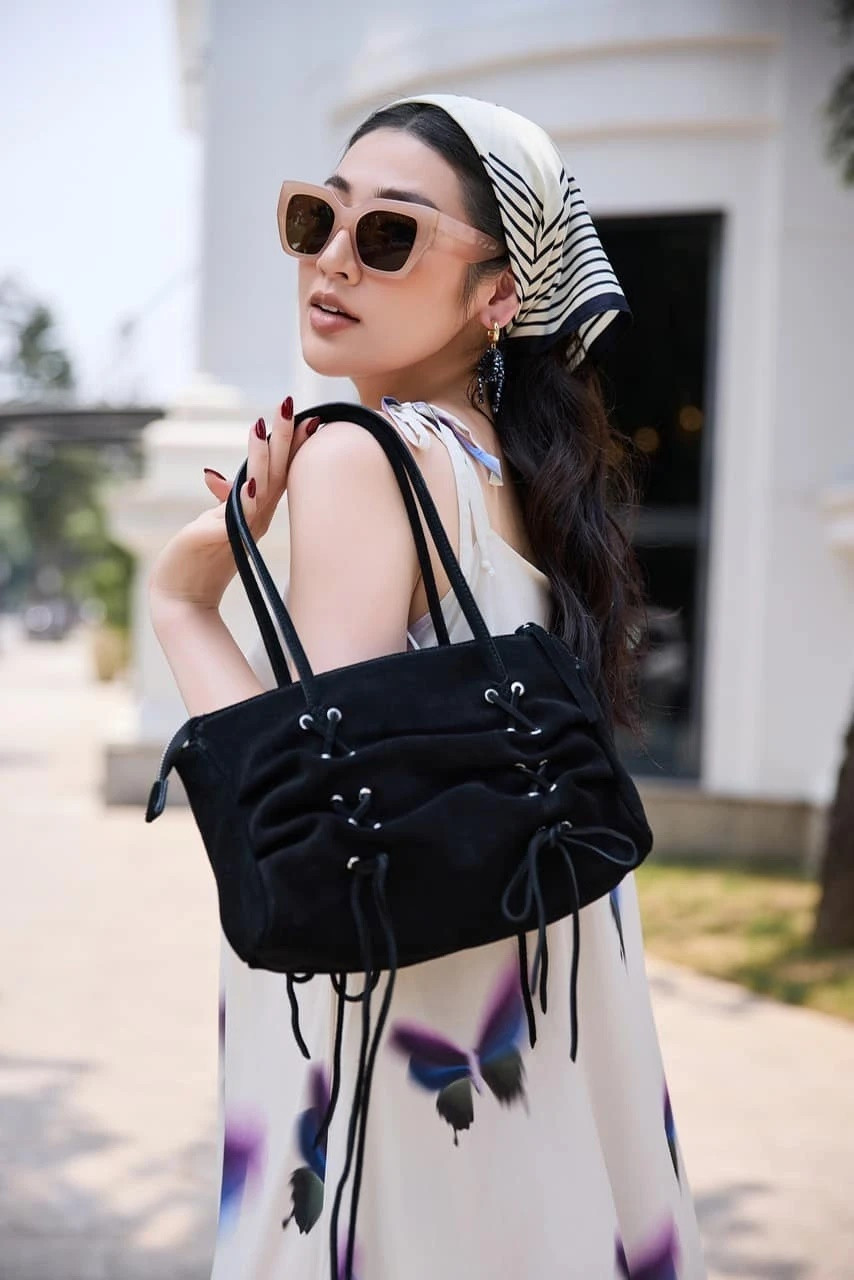 Á hậu sở hữu bộ sưu tập túi hiệu đến từ các thương hiệu nổi tiếng trên thế giới. Vào cuối tháng 10, Tú Anh cũng chia sẻ về việc vợ chồng cô tậu căn biệt thự ven sông ở ngoại thành Hà Nội.
