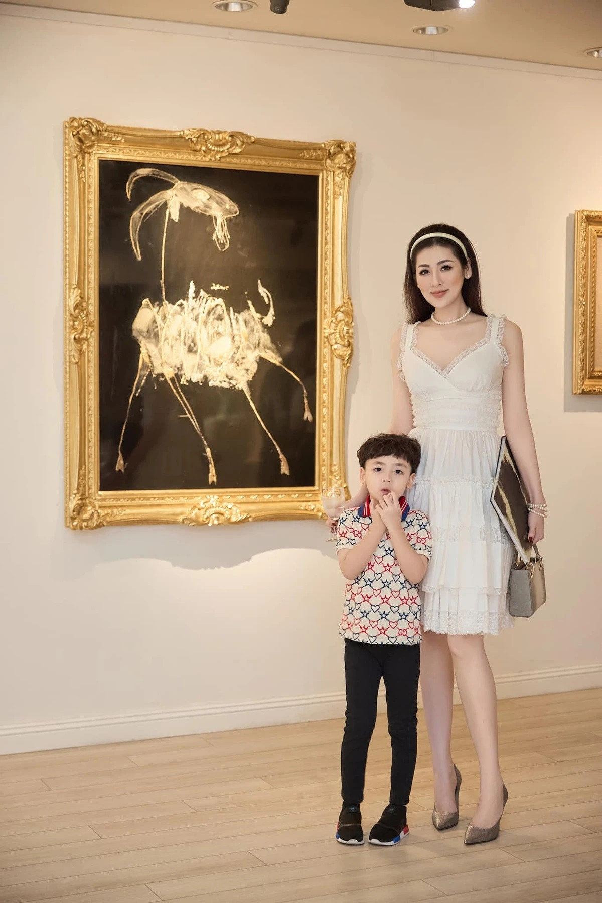 Tú Anh giành vương miện Á hậu Việt Nam 2012. Cô kết hôn vào tháng 7/2018. Chồng Tú Anh là doanh nhân Gia Lộc, làm việc trong ngành xây dựng. Tú Anh từng tâm sự cô và chồng san sẻ việc chăm con, bên cạnh công việc riêng.