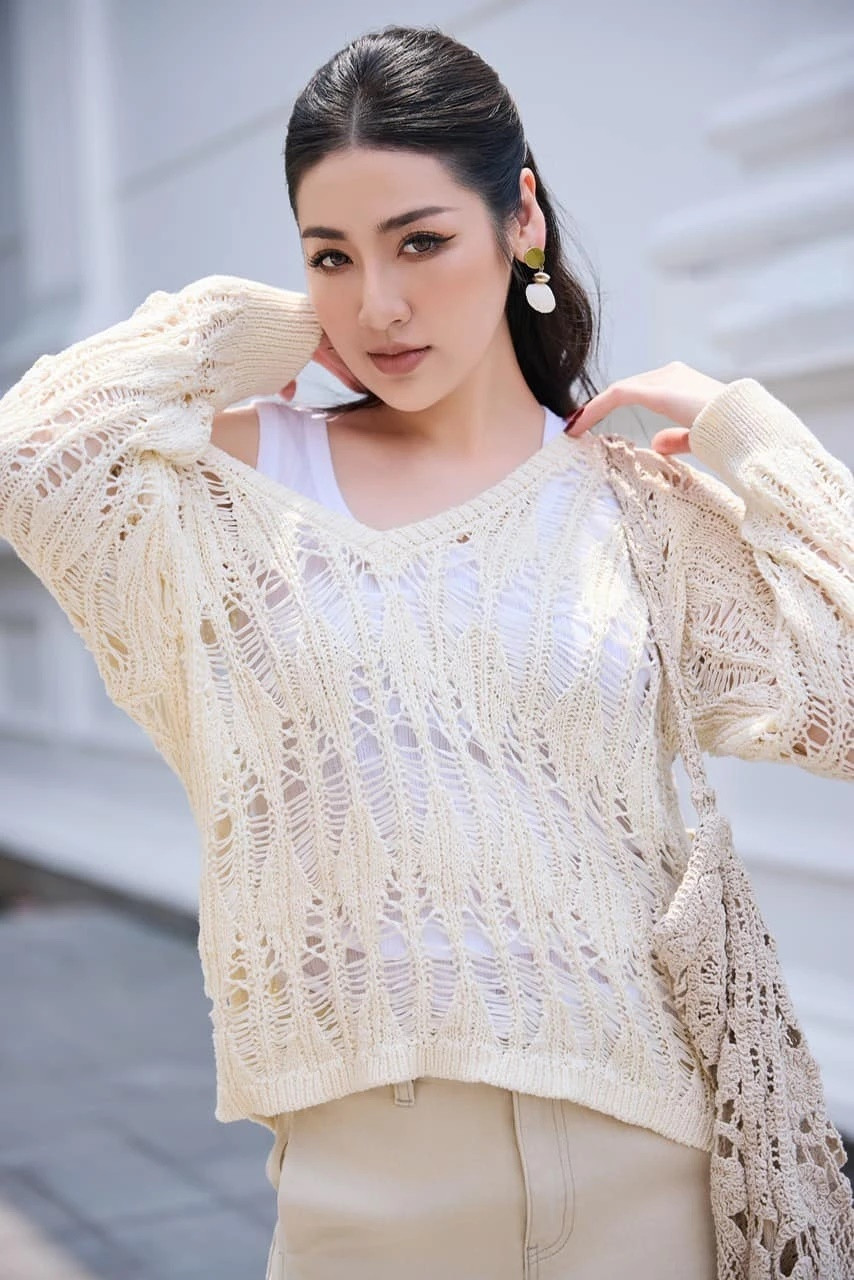 Tú Anh cũng chơi thân với một hội bạn là các hoa hậu, á hậu tại Hà Nội như Ngọc Hân, Phương Nga... Thỉnh thoảng, họ tụ tập ăn uống, tán gẫu.