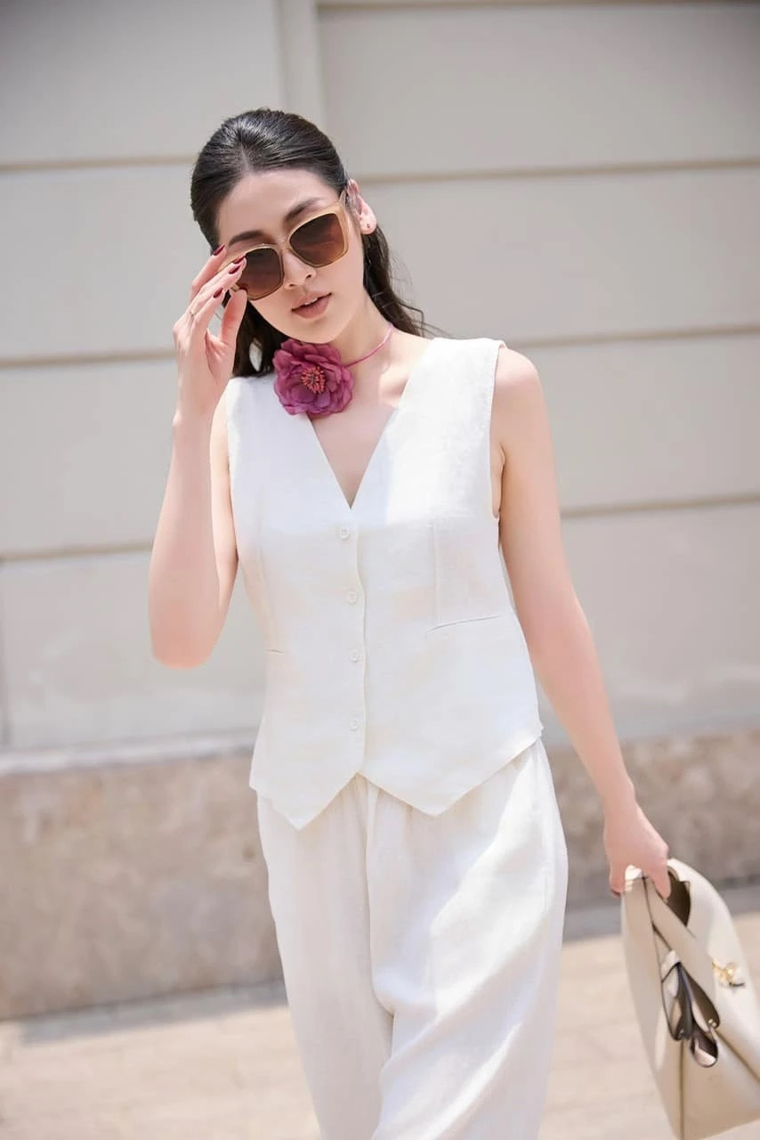 Dưới những hình ảnh Tú Anh đăng tải trên trang cá nhân, công chúng khen cô ngày càng đẹp đằm thắm và ghi điểm nhờ phong cách thời trang sang trọng.