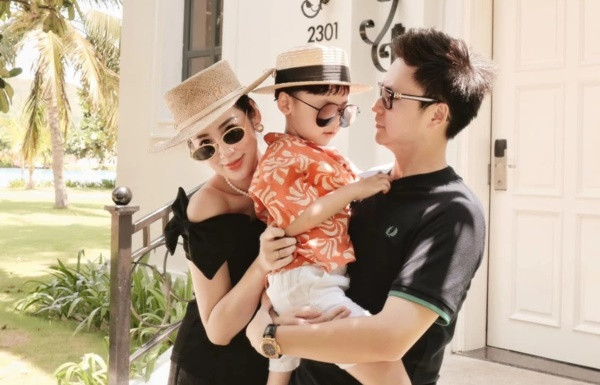 Hình ảnh hạnh phúc bên chồng con của Tú Anh.