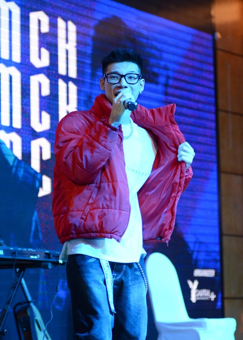 MCK vướng không ít ồn ào. Năm 2020, trong clip Gonzo gửi lời chúc mừng sinh nhật fan, MCK bất ngờ nói vọng vào với nội dung chúc mừng nhưng theo lối nói dung tục. Ảnh: FB MCK.