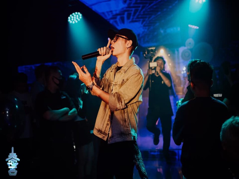 Tháng 2/2024, MCK đăng tải hình ảnh đặt chiếc cúp Top 10 ca khúc được yêu thích nhất Làn Sóng Xanh 2023 của mình trên nắp thùng rác ở nhà vệ sinh. Nhanh chóng, bức ảnh này gây tranh cãi trái chiều. Ảnh: FB MCK.