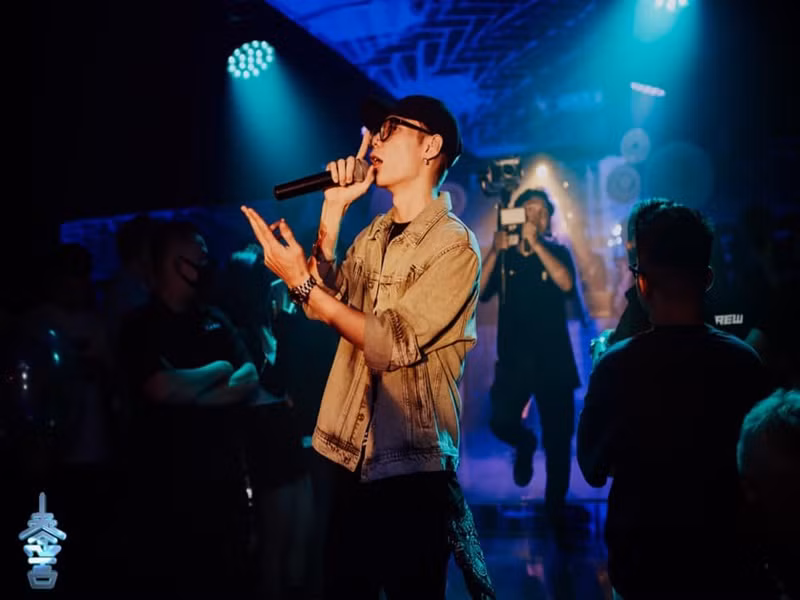 Tháng 2/2024, MCK đăng tải hình ảnh đặt chiếc cúp Top 10 ca khúc được yêu thích nhất Làn Sóng Xanh 2023 của mình trên nắp thùng rác ở nhà vệ sinh. Nhanh chóng, bức ảnh này gây tranh cãi trái chiều. Ảnh: FB MCK.