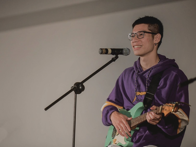 Vướng ồn ào văng tục, MCK chẳng ngại đáp trả: "Tôi “trẩu”, tôi chọi từ xưa rồi. Mạng xã hội không thể làm tôi sống bớt thật đi được". MCK cho rằng anh không sai nên không cần phải xin lỗi. "Quy chuẩn của bạn không phải quy chuẩn của tôi", MCK nói. Ảnh: FB MCK.