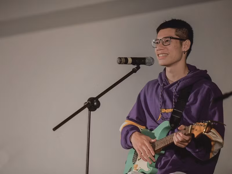 Vướng ồn ào văng tục, MCK chẳng ngại đáp trả: "Tôi “trẩu”, tôi chọi từ xưa rồi. Mạng xã hội không thể làm tôi sống bớt thật đi được". MCK cho rằng anh không sai nên không cần phải xin lỗi. "Quy chuẩn của bạn không phải quy chuẩn của tôi", MCK nói. Ảnh: FB MCK.