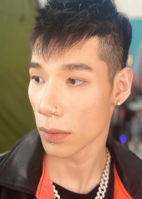 Tên thật của MCK là Nghiêm Vũ Hoàng Long. Anh có nhiều bài hát được giới trẻ yêu thích như: Giàu vì bạn, sang vì vợ, Va vào giai điệu này, Dân xóm chơi. Ảnh: FB MCK.