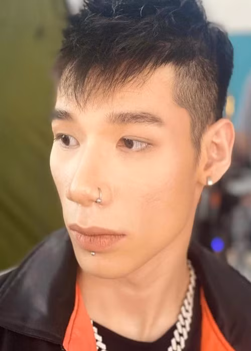 Tên thật của MCK là Nghiêm Vũ Hoàng Long. Anh có nhiều bài hát được giới trẻ yêu thích như: Giàu vì bạn, sang vì vợ, Va vào giai điệu này, Dân xóm chơi. Ảnh: FB MCK.