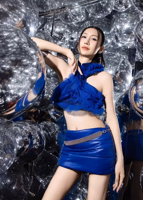 Nữ ca sĩ chia sẻ, cô đắt show hơn, công việc thuận lợi đồng nghĩa với thu nhập cao hơn trước sau khi phẫu thuật chuyển giới. Ảnh: FB Lynk Lee.