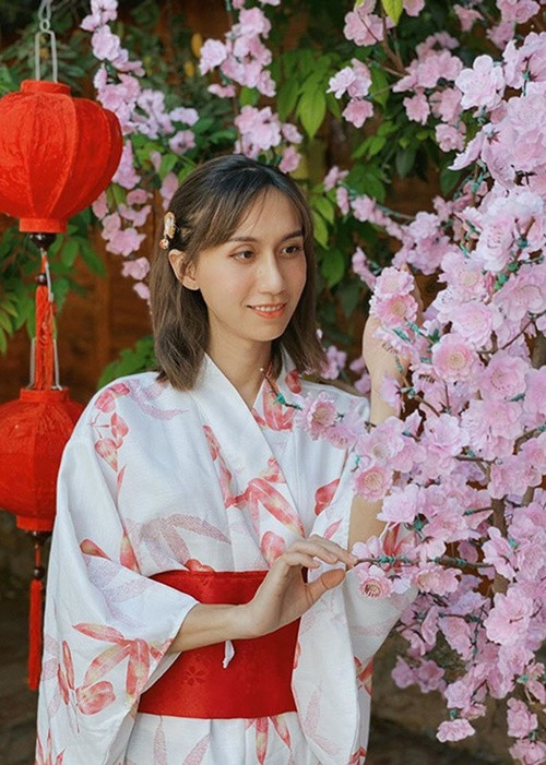 Nữ ca sĩ trải qua tổng cộng 8 cuộc đại phẫu tốn kém để hoàn thiện vẻ ngoài. Ảnh: FB Lynk Lee.