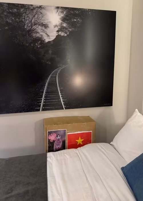 Kỳ Duyên quyết định để bộ trang phục dân tộc ngay đầu giường ngủ. Ảnh: FB Kỳ Duyên.