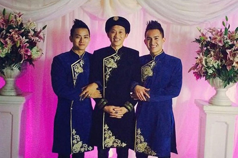 Hoài Linh cưng chiều Hoài Lâm không khác gì con ruột. Trong ảnh, Hoài Lâm mặc áo dài bên Hoài Linh và con trai ruột của nam danh hài. Ảnh: Dân Việt.