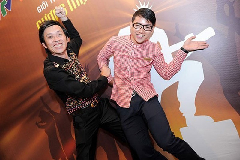 Nhờ sự dìu dắt của cha nuôi, Hoài Lâm sớm nổi tiếng. Năm 2014, khi mới 19 tuổi, nam ca sĩ vụt sáng thành sao khi đoạt giải quán quân Gương mặt thân quen. Ảnh: Tổ Quốc