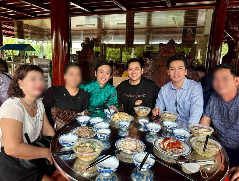 Sau ồn ào bị Hoài Linh từ mặt, Hoài Lâm vẫn góp mặt trong liveshow của cha nuôi tổ chức vào tháng 7/2019. Ngoài ra, vào tháng 9/2023, Hoài Lâm xuất hiện tại nhà thờ tổ của Hoài Linh. Người hâm mộ tin rằng mối quan hệ giữa Hoài Lâm và Hoài Linh đã được cải thiện. Ảnh: Tiền Phong.