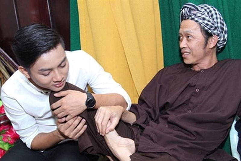 Hoài lâm được Hoài Linh nhận làm con nuôi vào năm 13 tuổi. Ảnh: Tiền Phong.