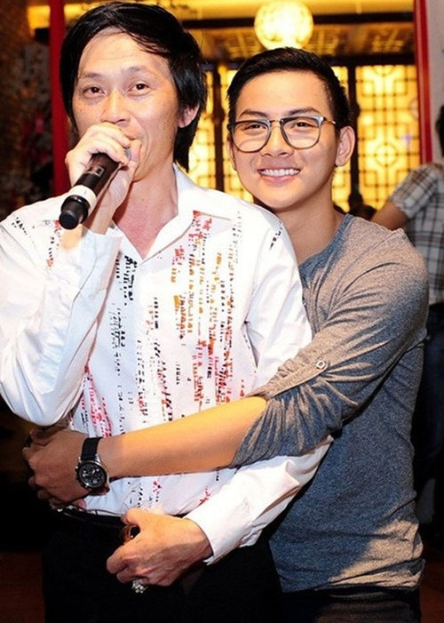 Năm 2018, Hoài Lâm hoạt động cầm chừng và vướng ồn ào đời tư. Trước sự nghiệp xuống dốc của con nuôi, Hoài Linh ra sức khuyên bảo nhưng không thành công. Đàm Vĩnh Hưng chia sẻ, Hoài Linh đã từ mặt Hoài Lâm vì quá thất vọng với cậu con trai nuôi này. Ảnh: Gia Đình Việt Nam.