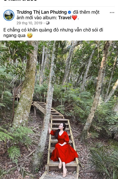 Trương Phương chia sẻ bức ảnh cũ được bạn trai hiện tại chụp năm 2019. Đồng thời, cô viết: "Các bạn có tin vào duyên số không? Cuối cùng không có khăn quàng đỏ nhưng em vẫn chờ được sói ạ".