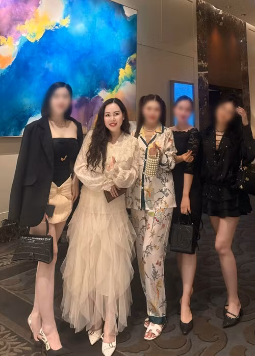 Nữ diễn viên khoe hội bạn thân xinh đẹp, sang chảnh trong một buổi đi chơi.