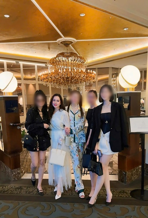 Ở nước ngoài, Trương Phương thường xuyên gặp gỡ bạn bè.