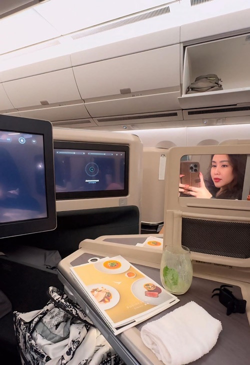 "5 tháng trước bay sang với anh. Giờ nghĩ lại mới thấy quyết định của em là đúng. Thì ra chỉ cần hai người yêu nhau thì có đi cả vòng trái đất rồi vẫn sẽ gặp lại nhau. “Yên bình" của em", Trương Phương viết.