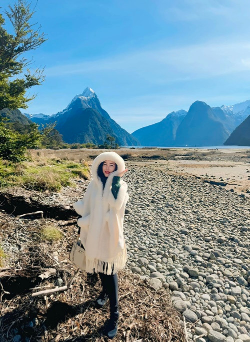 Ở New Zealand, Trương Phương hẹn hò một chàng trai ngoại quốc.