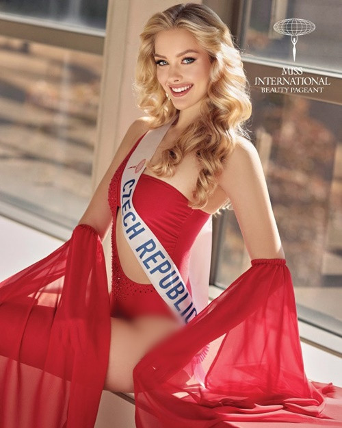 Missosology khen ngợi Alina Dementjeva - đại diện CH Czech là mỹ nhân tóc vàng biết cách làm tôn lên vẻ đẹp của mình. Ảnh: Fanpage Miss International.