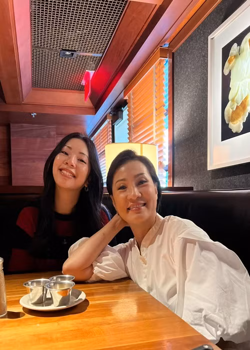 Sophia được nhận xét giống mẹ nhiều hơn bố. Ảnh: FB Hồng Đào.