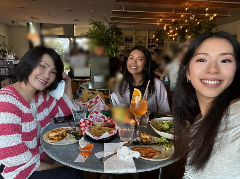 Hai con gái là chỗ dựa vững chắc khi Hồng Đào ly hôn. Ảnh: FB Hồng Đào.