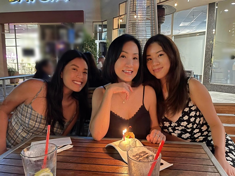 Vicky thường xuyên về thăm em gái và mẹ. Ảnh: FB Hồng Đào.