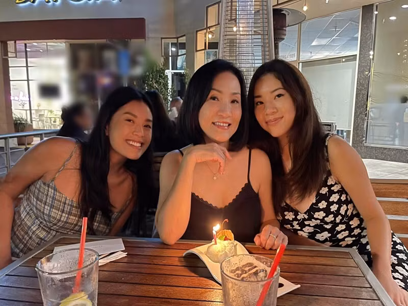 Vicky thường xuyên về thăm em gái và mẹ. Ảnh: FB Hồng Đào.