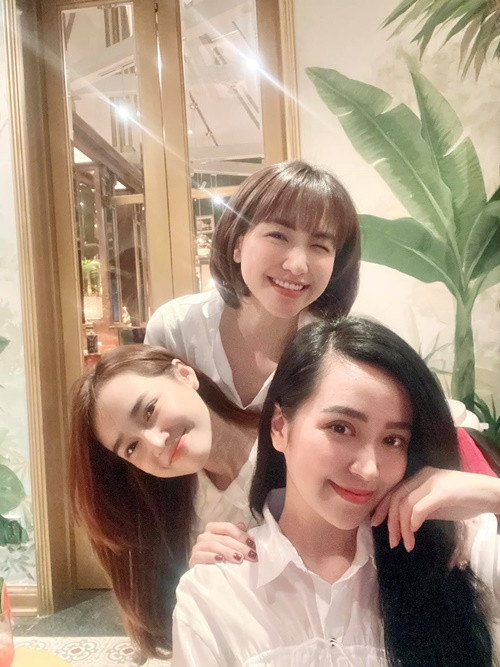 Nhã Phương kết hôn với Trường Giang năm 2018, có hai con.