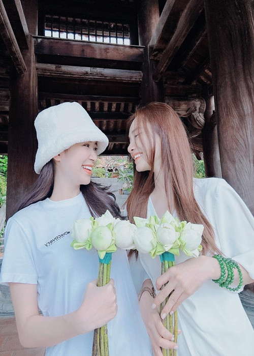 Kim Oanh không cảm thấy ghen tỵ với Nhã Phương. Đối với cô, việc quen biết đàn chị là một may mắn.